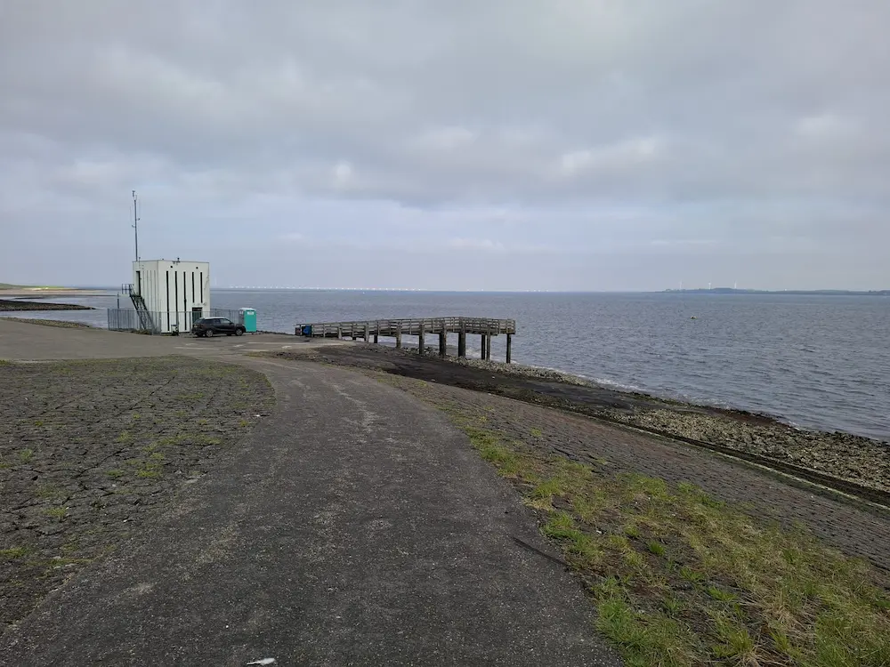 Wrakdelen en begroeiing bij Stavenisse Haven-Steiger