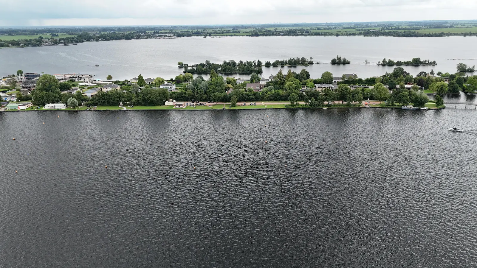 Vinkeveen zandeiland 4   luchtfoto 1